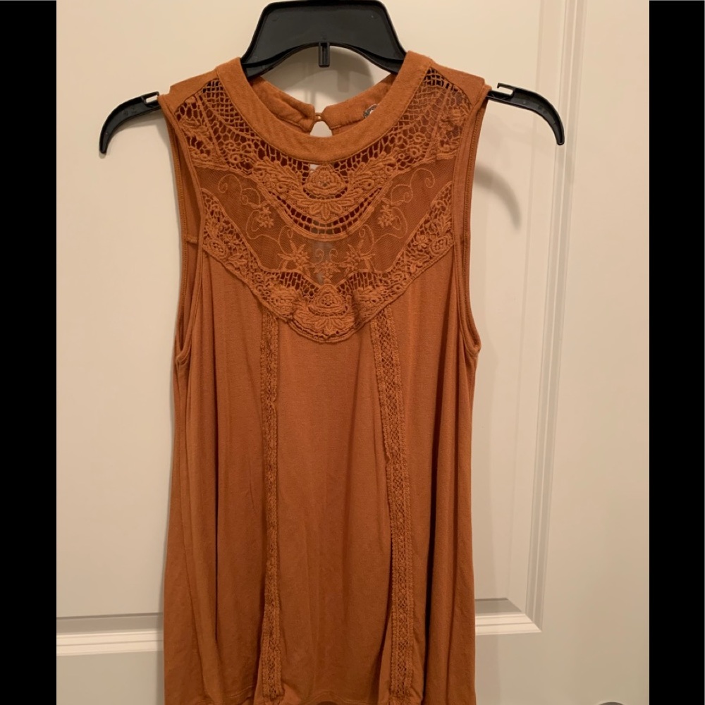 Sleeveless top. Gold. Size medium.